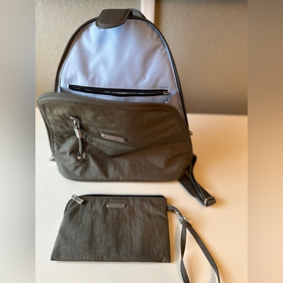 Baggallini Metro Backpack With RFID Phone Wristlet - Picture 7 of 9